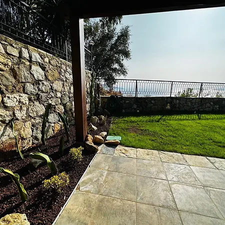 Deniz Manzarali Tas Βίλα